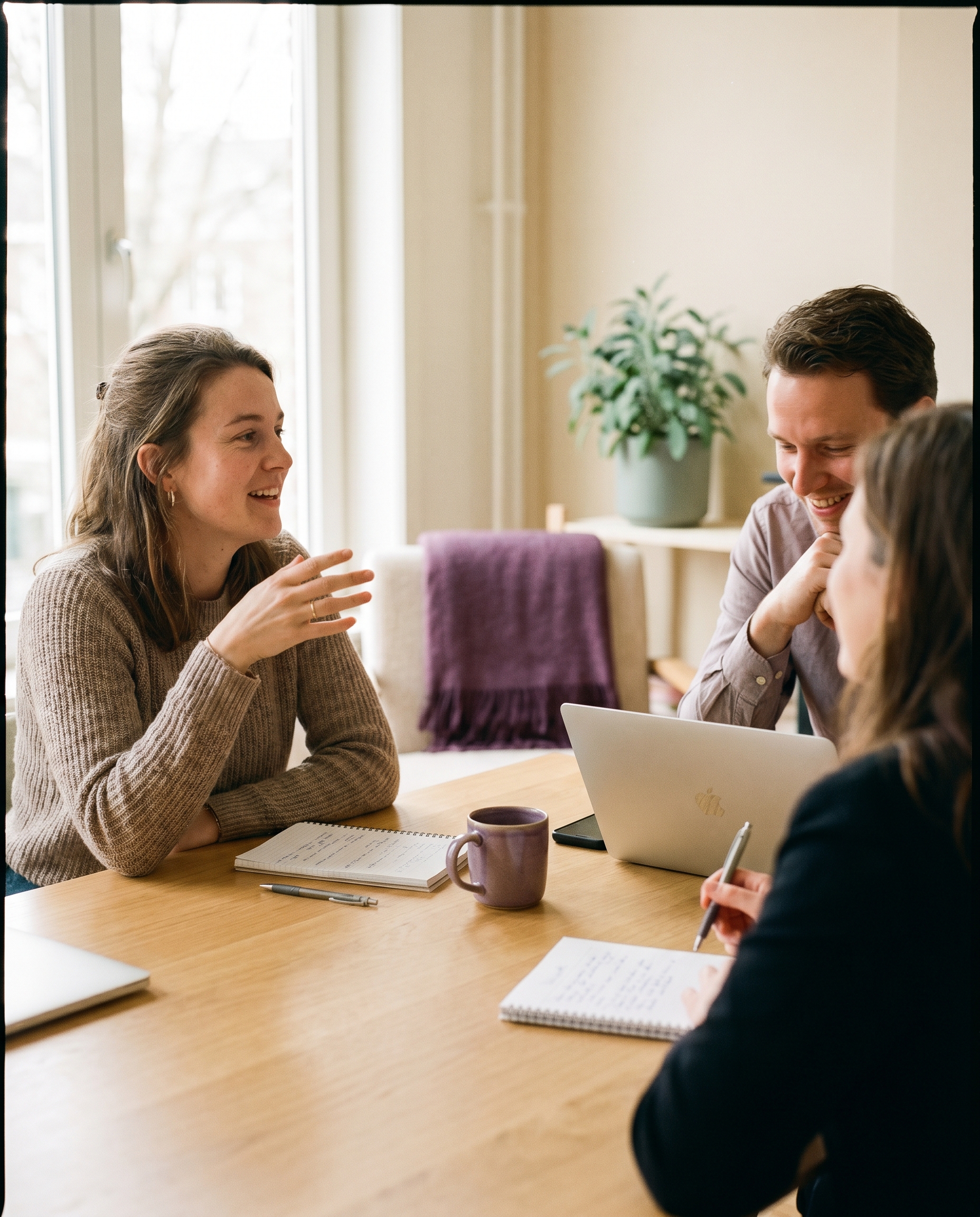Ondernemers en teamleden in gesprek op de werkvloer