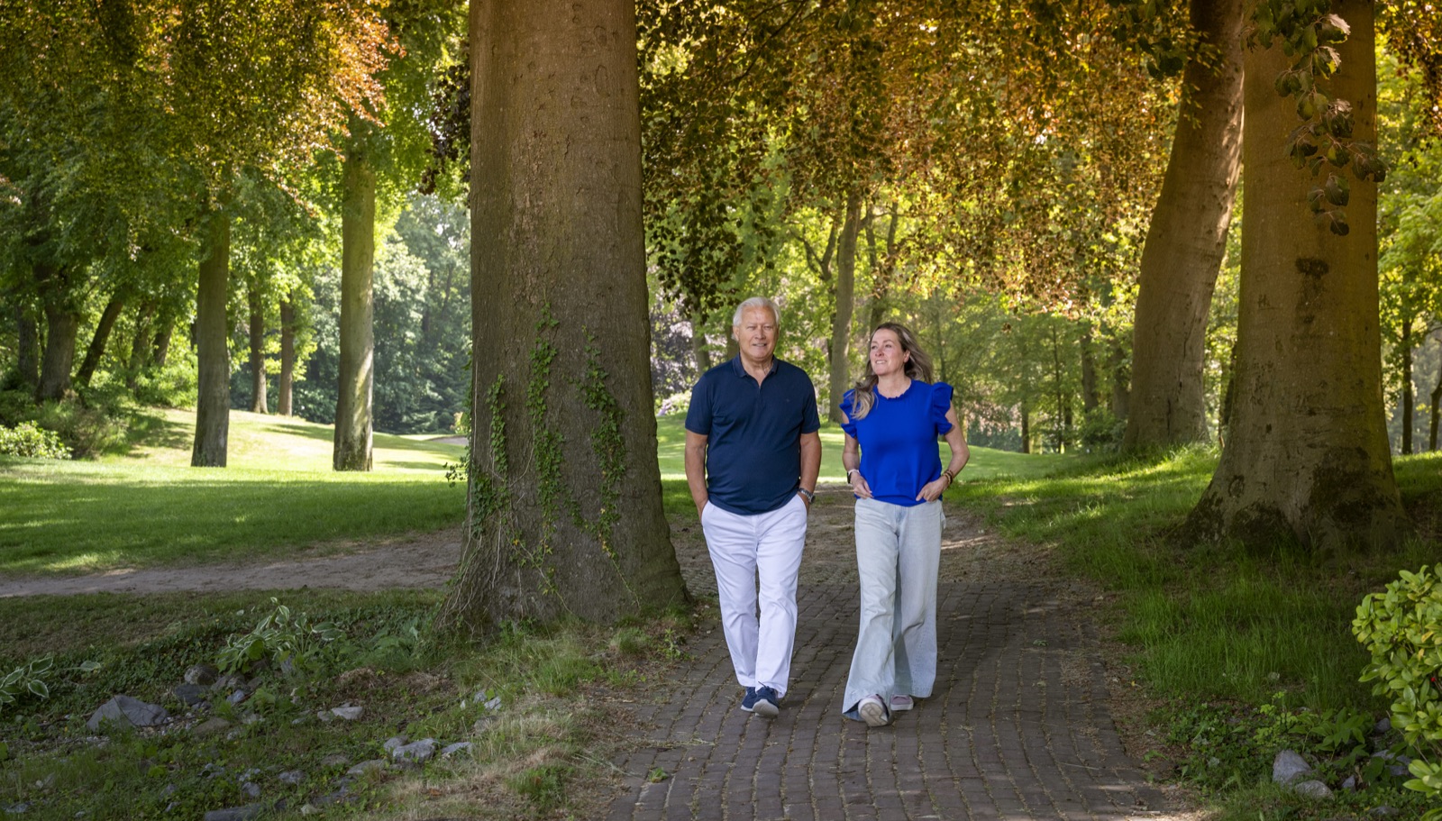 Stanley en Jill, oprichters van Jibiti, wandelend in het park